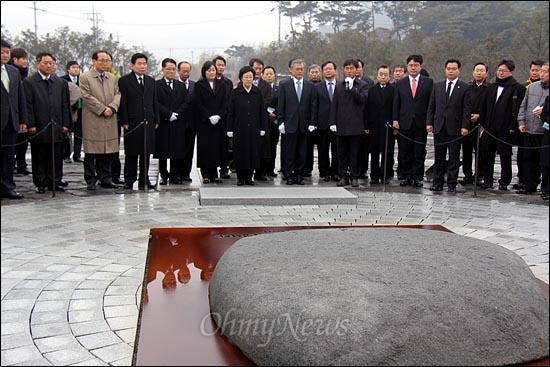 한명숙 대표 등 민주통합당 지도부가 18일 오전 김해 봉하마을 고 노무현 전 대통령 묘역을 참배했다. 사진은 한명숙 대표 등이 너럭바위 앞에 서 있는 모습.