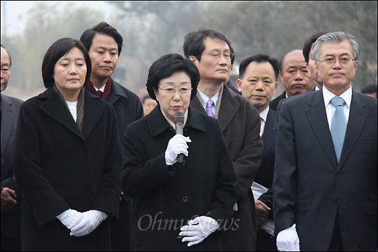 한명숙 대표 등 민주통합당 지도부가 18일 오전 김해 봉하마을 고 노무현 전 대통령 묘역을 참배했다. 사진은 한명숙 대표가 인사말을 하는 모습.