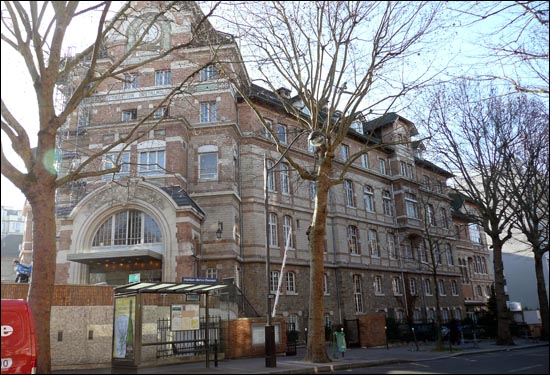 파리의 유명한 안과병원 호칠드 파운데이션.