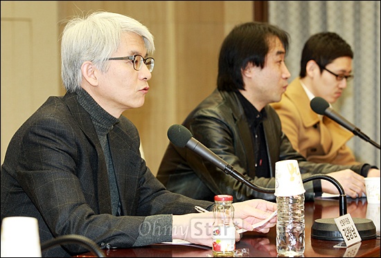  18일 오후 서울 태평로 프레스센터에서 열린 2012 제9회 한국대중음악상 시상식 기자회견에서 선정위원장인 김창남 성공회대 교수가 시상식에 대해 설명하고 있다.