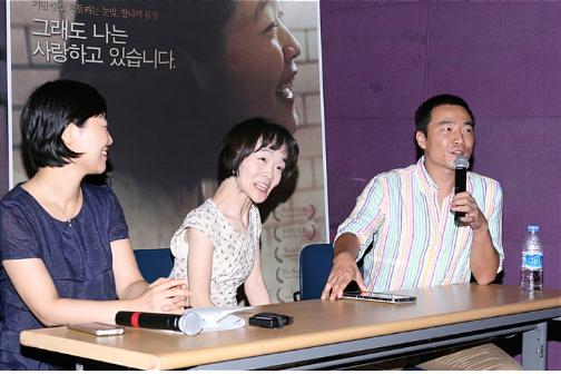 영화 '숨'의 시사회 장면. 가운데가 박지원씨. 오른쪽은 함경록 감독.