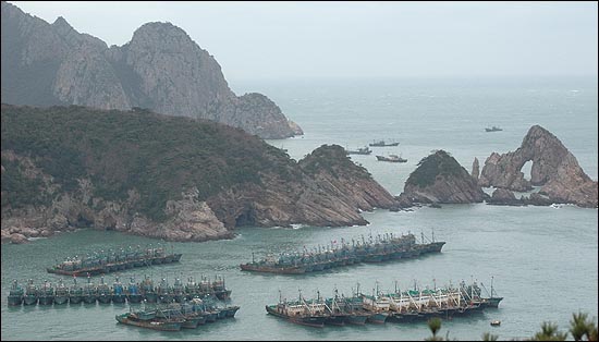 중국 불법조업 어선들은 사진에서처럼 10척 혹은 20척씩 서로 쇠줄로 묶는 이른바 '연환계'를 쓰며 단속을 하는 우리 해경에 거칠게 맞선다. 이 때문에 단속 중이던 우리 해경이 사망하는 불행한 사건이 발생했다.