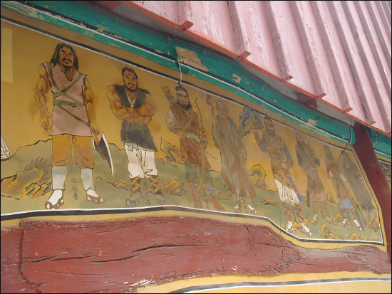 명부전 외벽에 그려진 임꺽정과 그 무리들. 다른 절에서는 볼 수 없는 칠장사만의 벽화이다.