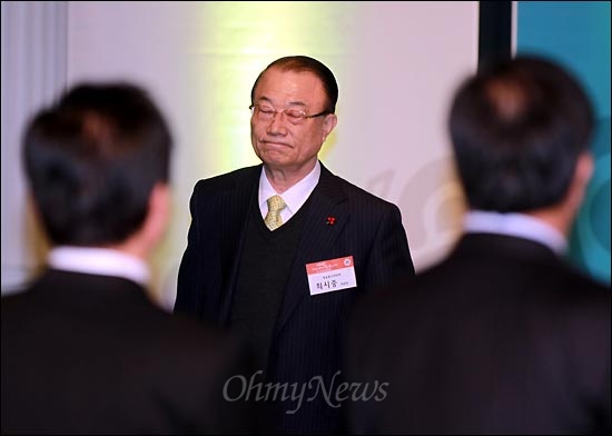 최시중 방송통신위원장이 19일 오후 서울 하얏트호텔에서 열린 '방송통신인 신년인사회'에서 인사말을 마친 뒤 굳은 표정으로 연단을 내려오고 있다.
