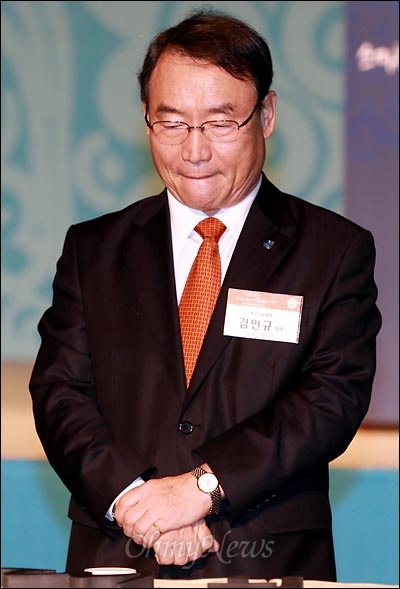 김인규 KBS사장이 지난 1월 19일 오후 서울 하얏트호텔에서 열린 '방송통신인 신년인사회'에서 고개를 숙인 채 생각에 잠겨 있다.