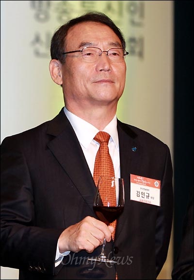  김인규 KBS사장이 19일 오후 서울 하얏트호텔에서 열린 '방송통신인 신년인사회'에 참석하고 있다.