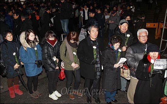 19일 오후 서울 중구 서울역 광장에서 열린 '용산참사 3주기 추모대회'에서 수많은 시민들이 고인들의 넋을 위로하며 헌화하기 위해 줄을 서서 기다리고 있다.