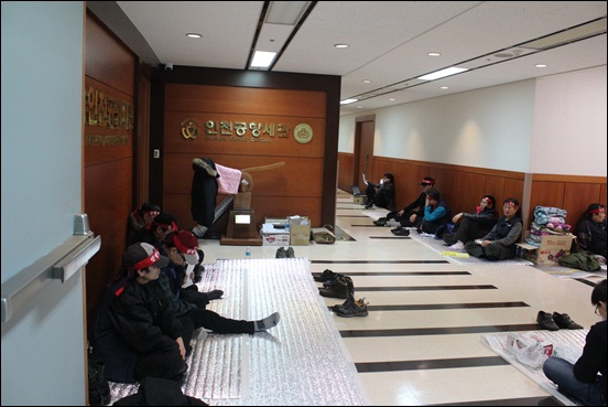인천공항 세관 해고 노동자들이 지난 12일 세관장실 앞에서 농성을 벌이고 있다.