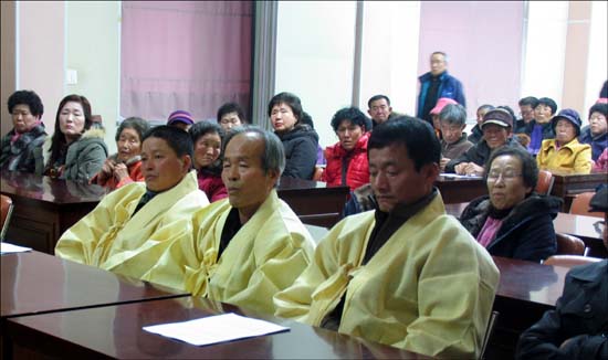 골프장 예정지 주민들은 이날 토론회에 항의표시로 상복을 입고 참석했다.