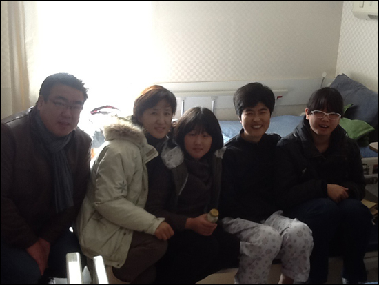 김진숙 지도위원(오른쪽에서 두 번째)과 임복래씨(가장 왼쪽) 가족