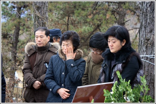 눈물닦는 유가족 용산참사 희생자 고 이상림씨 부인 전재숙씨가 눈물을 닦고 있다.