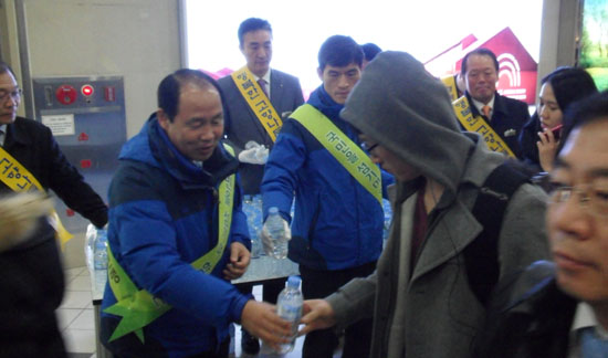 귀성객 무료 생수 국민노총 서울지하철노조가 20일 오후 지하철 서울역과 고속터미널역에서 고향을 찾는 귀성객들을 위한 무료 생수 나눠주기 행사를 했다.