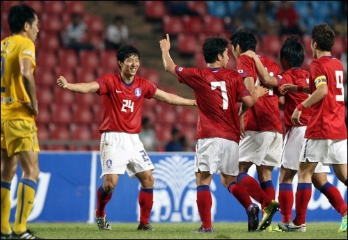  태국과의 킹스컵 경기에서 골을 넣고 기뻐하는 한국 선수들