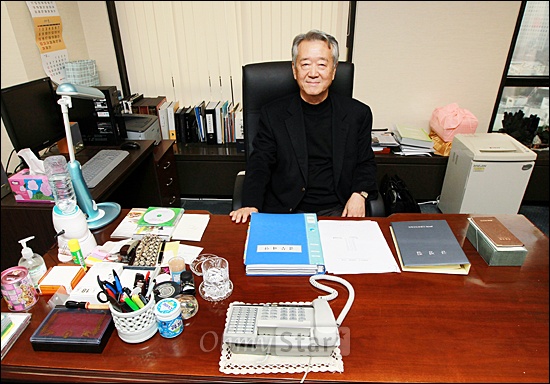  18일 오후 서울 태평로 프레스센터에 있는 언론중재위원회에서 오마이스타와 만난 권성 언론중재위원장이 포즈를 취하고 있다.