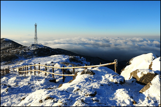 2008년 12월 덕유산 향적봉 정상 체감온도 영하 40도에 가까운 혹한속에서 찍은 구름바다다. 이때는 철탑이 있었으나 이듬해에 미관상 보기 좋지 않다고 철거했다.