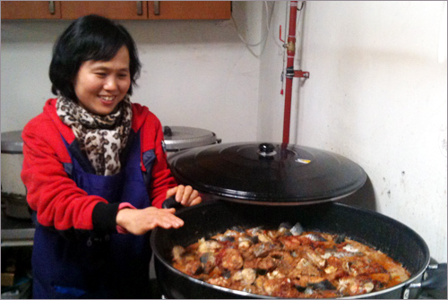 14년째 서울역 노숙인들을 위해 급식봉사를 하는 김해연 원장.