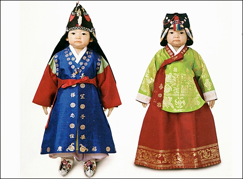 전통 명절옷 차림의 아이들. 한국의 전통미를 마음껏 뽐내고 있는 듯하다.
