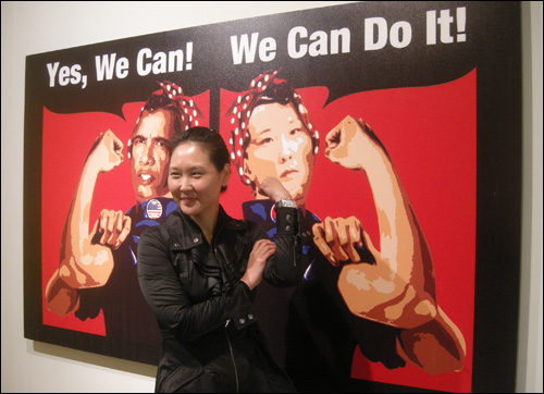 천민정 I '오바마처럼 나도 할 수 있어(Yes We Can Obama & Me)' Polipop Digital Painting 152×244cm. 이 포스터는 세계 2차 대전 당시 공장에서 일하는 미국여성의 아이콘이 된 밀러의 포스터를 차용한 것이다 
