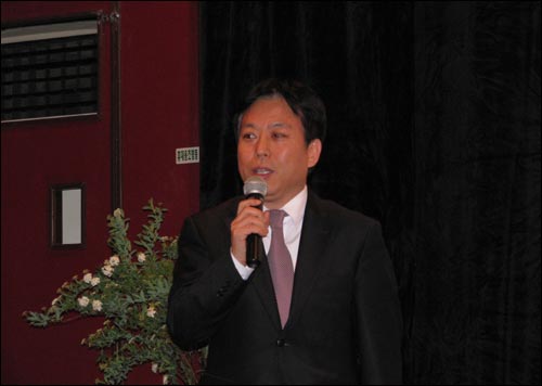  2011년 3월 인디플러스 개관식에서 인사를 하고 있는 김의석 영진위원장