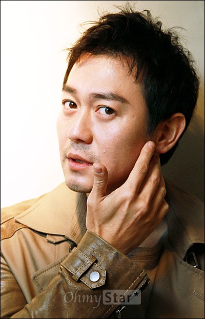  영화<파파>에서 춘섭 역의 배우 박용우가 19일 오후 서울 삼청동의 한 카페에서 오마이스타와 만나 인터뷰를 하기에 앞서 포즈를 취하고 있다.