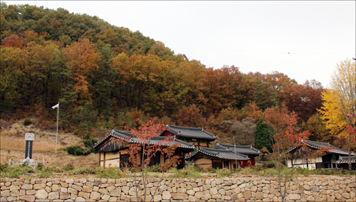  충효당, 충효사, 사적비 등이 모여 있는 이탁영 유적 전경. 홍술비로 들어가는 길목에 있다.