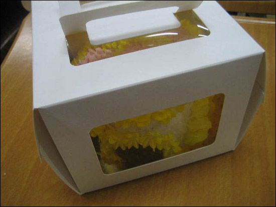 다 만든 케익을 상자에 담았다.