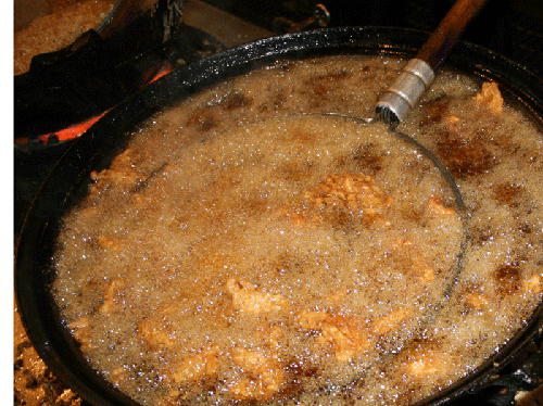 튀김 솥에 튀겨낸 통닭은 바삭하고 고소합니다.
