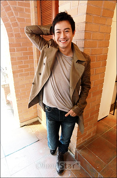  영화<파파>에서 춘섭 역의 배우 박용우가 19일 오후 서울 삼청동의 한 카페에서 오마이스타와 만나 인터뷰를 하기에 앞서 포즈를 취하고 있다.