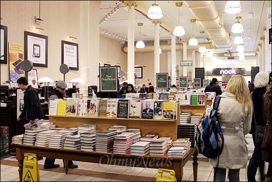 미국 뉴욕 맨해튼 유니온스퀘어에 위치한 미국 최대 대형 서점 체인 반스앤노블(Barnes&Noble). 지난해 11월 1일 매장 입구 앞 '화제의 신간' 진열대에 이명박 대통령의 영문 자서전 <미지의 길>이 진열 됐다.