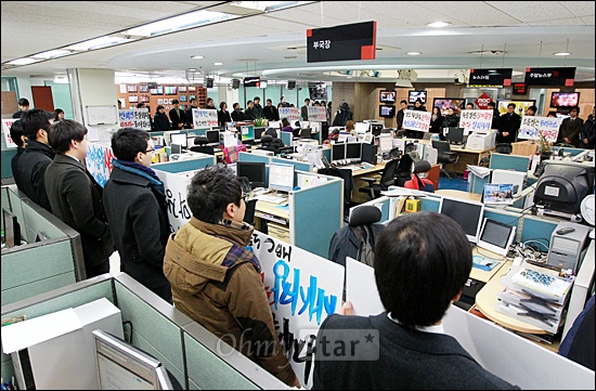  26기 이하 MBC 기자들의 제작거부 첫날인 25일 오전 서울 여의도 MBC본사 5층 보도국에서 기자들이 침묵시위를 하고 있다.