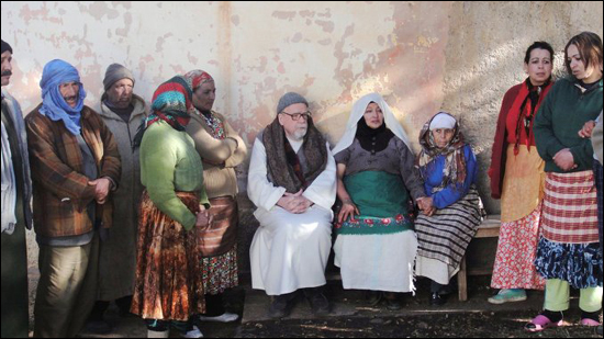  마을 사람들의 친근한 상담자이자 치료자인 트라피스 수도원의 수사들. <신과 인간.의 한 장면