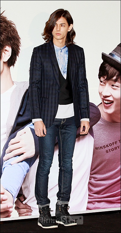  25일 오후 서울 청담CV에서 열린 tvN 월화드라마 <닥치고 꽃미남밴드> 제작발표회에서 그룸 안구정화의 드러머 장도일 역의 배우 이현재가 포즈를 취하고 있다.
