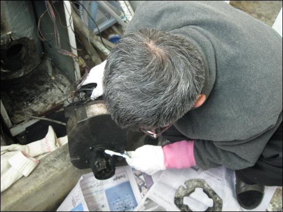  버너를 떼어내놓은 후 노즐를 청소해줘야 합니다. 