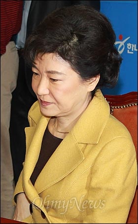 박근혜 한나라당 비상대책위원장이 26일 오전 서울 여의도 국회 당대표실에서 열린 비대위 전체회의에 참석해 자리에 앉고 있다.