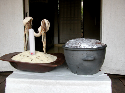 고사상은 쌀말에 북어를 꽂고, 실타래를 걸어 놓는다.(2004년 9월 26일 한국민속촌)