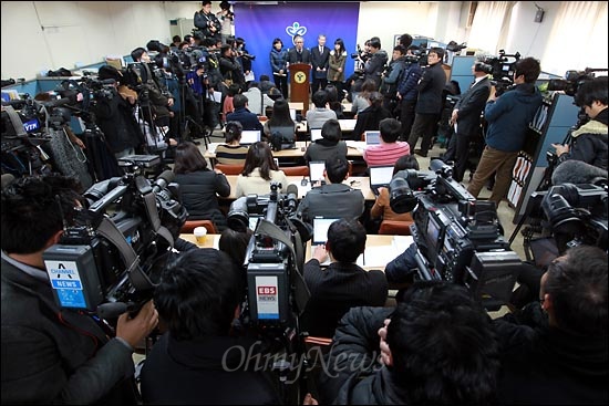 서울시교육청이 학생인권조례를 공포한 26일 오후 학생인권조례를 발의한 시민단체 활동가와 자문위원, 교육청 관계자들이 참석한 가운데 서울시교육청 기자실에서 기자회견이 열렸다.