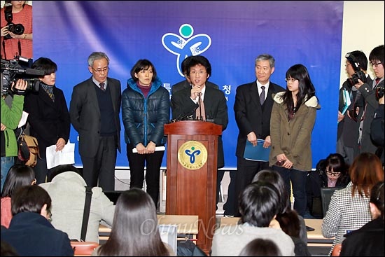 서울시교육청이 학생인권조례를 공포한 2012년 1월 26일 오후 학생인권조례를 발의한 시민단체 활동가와 자문위원, 교육청 관계자들이 참석한 가운데 서울시교육청 기자실에서 기자회견이 열렸다.