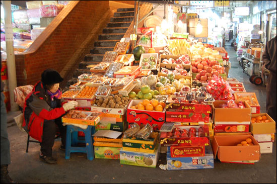 한 곳에서 40년 동안 과일을 팔아온 권혜경씨는 단골 손님들의 주문도 줄어들었다고 말했다.
