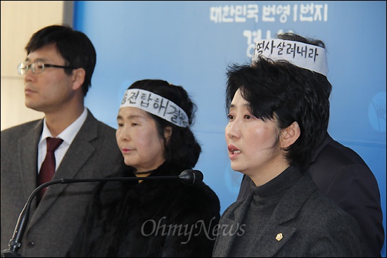  송전철탑 건설에 반대하며 밀양시 산외면 보라마을 이치우(74)씨가 지난 16일 저녁 분신 사망한 가운데, 민주통합당 경남도당은 27일 오전 경상남도청 브리핑룸에서 기자회견을 열고 "열사의 희생이 훼손되어서는 안된다"고 밝혔다. 사진은 문정선 밀양시의원이 설명하는 모습.