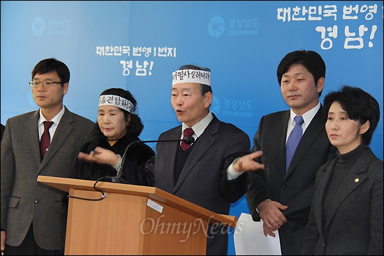  송전철탑 건설에 반대하며 밀양시 산외면 보라마을 이치우(74)씨가 지난 16일 저녁 분신 사망한 가운데, 민주통합당 경남도당은 27일 오전 경상남도청 브리핑룸에서 기자회견을 열고 "열사의 희생이 훼손되어서는 안된다"고 밝혔다. 사진은 이태권 밀양지역위원장이 설명하는 모습.