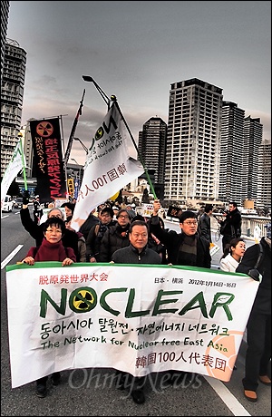 거리행진을 하는 한국대표단