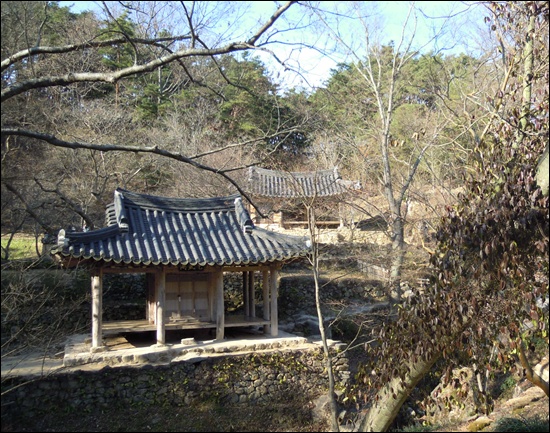  대봉대에서 내려다본 광풍각(앞)과 제월당(뒤)