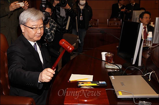 김석동 금융위원장이 지난해 1월 27일 오후 주재한 금융위원회 정례회의에서 의사봉을 두드리고 있다.