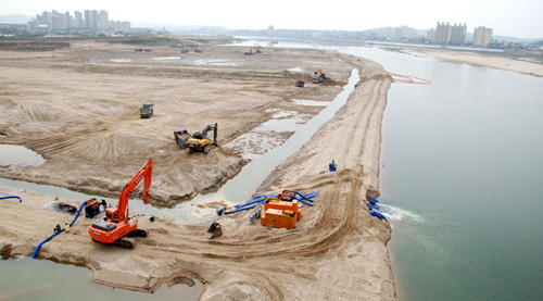 ▲4대강사업으로 남한강 준설공사가 진행되고 있는 모습
