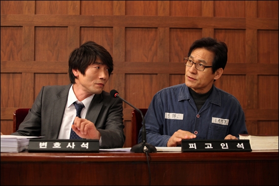 영화 <부러진화살>은 100%사실이냐 여부를 떠나 2012년 대한민국 사법부가 불신 대상임을 증명하고 있다. 김경호 교수(안성기 분)와 박준 변호사(박원상 분)이 공판에 참여하고 있다. 