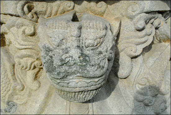 기단의 중대석에 조각한 귀부. 고려시대의 특징을 잘 표현하고 있다
