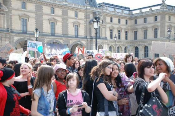  한국 가수 공연 티켓을 구하지 못한 프랑스 현지인들이 k-pop을 부르고 추면서 추가공연을 요구하는 시위를 하고 있다.