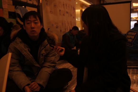 실제 나이보다 훨씬 어려보이시는 김성기 노조원분이 인터뷰를 하고 있는 모습입니다.