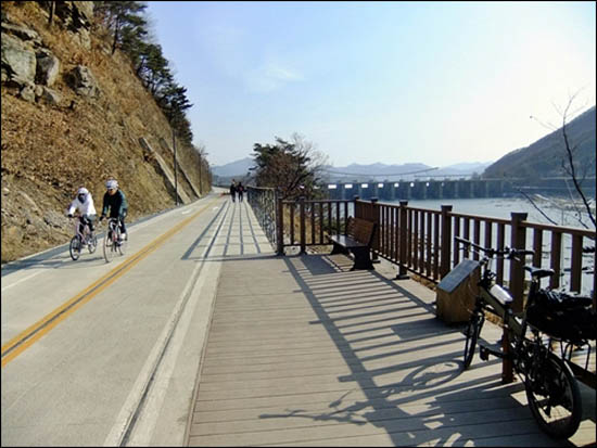 중앙선 전철 팔당역에서 내려 팔당호를 눈 아래로 내려다 보며 달려간다. 