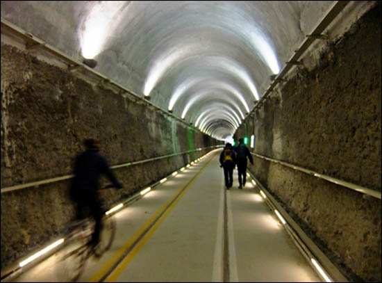 자전거 여행자에게 공포의 존재였던 터널을 이렇게 편안하게 지나가다니... 